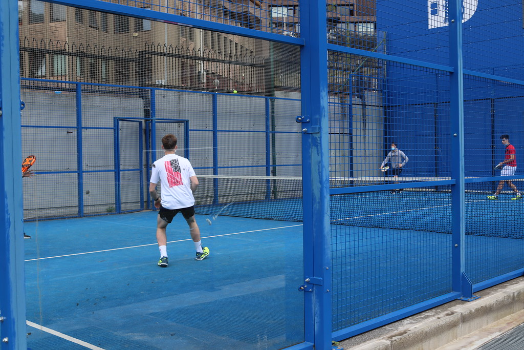The padel court is noisy.