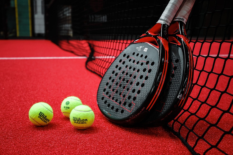 How to serve in padel tennis?